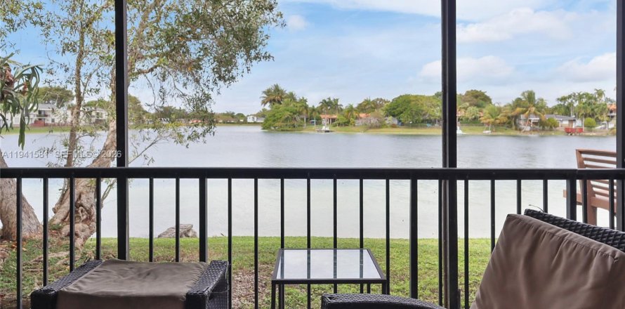 Touwnhouse à Miami, Floride 3 chambres, 140.28 m2 № 1999495