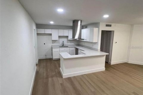 House in Saint Petersburg, Florida 3 bedrooms, 98.1 sq.m. № 1880927 - photo 3