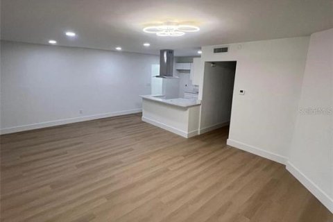 House in Saint Petersburg, Florida 3 bedrooms, 98.1 sq.m. № 1880927 - photo 4