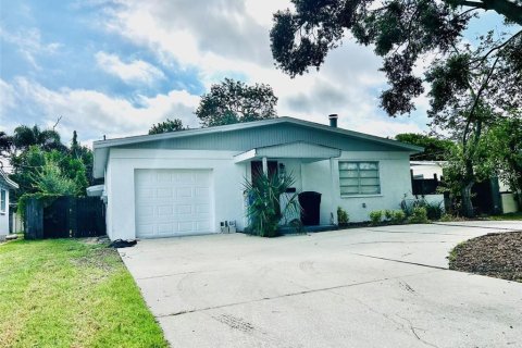 House in Saint Petersburg, Florida 3 bedrooms, 98.1 sq.m. № 1880927 - photo 1