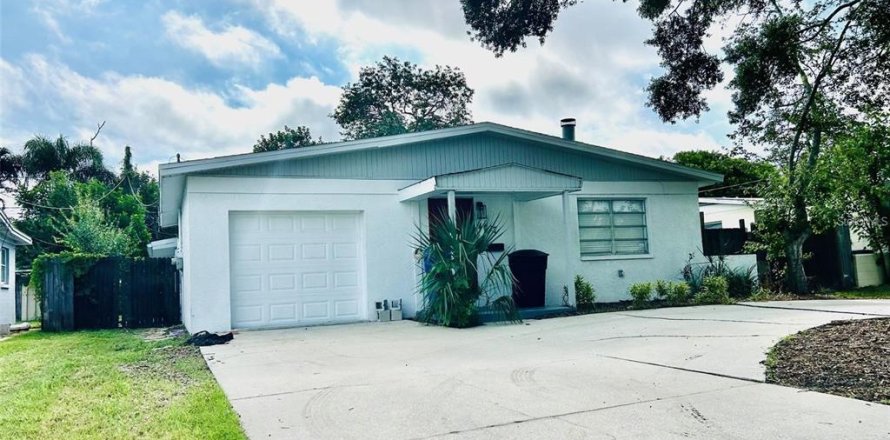 House in Saint Petersburg, Florida 3 bedrooms, 98.1 sq.m. № 1880927