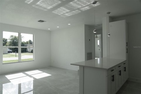 House in Port Charlotte, Florida 3 bedrooms, 102.19 sq.m. № 1838785 - photo 4