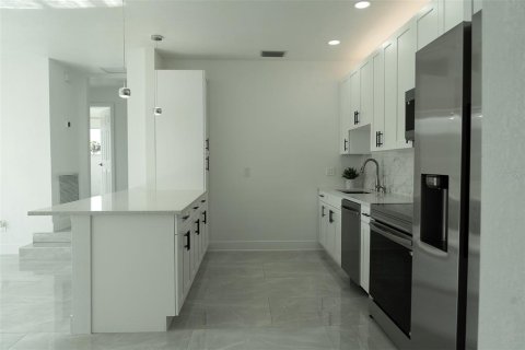 House in Port Charlotte, Florida 3 bedrooms, 102.19 sq.m. № 1838785 - photo 6