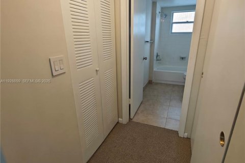 Снять в аренду кондоминиум в Корал-Спрингс, Флорида 1 спальня, 57.6м2, № 1992238 - фото 29