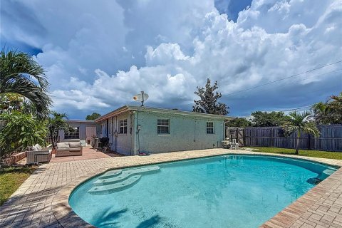 House in Saint Petersburg, Florida 3 bedrooms, 125.98 sq.m. № 1885527 - photo 15