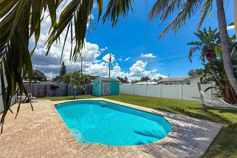 House in Saint Petersburg, Florida 3 bedrooms, 125.98 sq.m. № 1885527 - photo 16