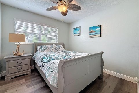 House in Saint Petersburg, Florida 3 bedrooms, 125.98 sq.m. № 1885527 - photo 11