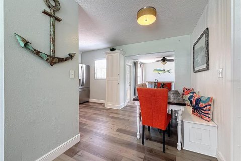 House in Saint Petersburg, Florida 3 bedrooms, 125.98 sq.m. № 1885527 - photo 5