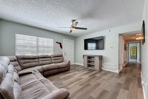 House in Saint Petersburg, Florida 3 bedrooms, 125.98 sq.m. № 1885527 - photo 4