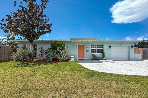 House in Saint Petersburg, Florida 3 bedrooms, 125.98 sq.m. № 1885527 - photo 1