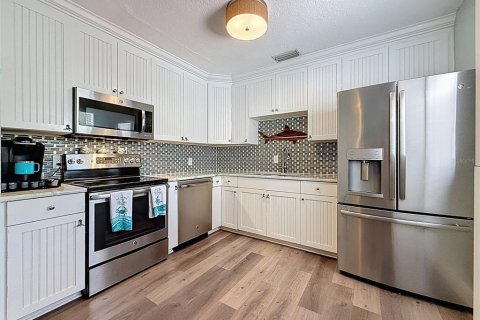 House in Saint Petersburg, Florida 3 bedrooms, 125.98 sq.m. № 1885527 - photo 6