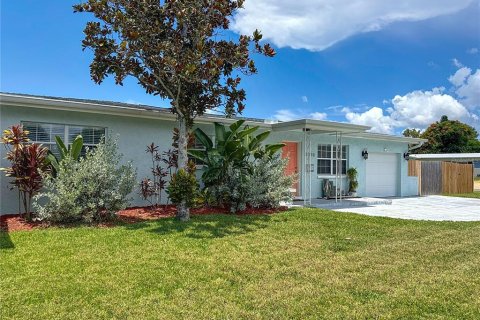 House in Saint Petersburg, Florida 3 bedrooms, 125.98 sq.m. № 1885527 - photo 2