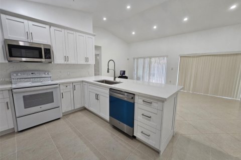 Casa en alquiler en Miami, Florida, 4 dormitorios, 139.17 m2 № 1890799 - foto 2