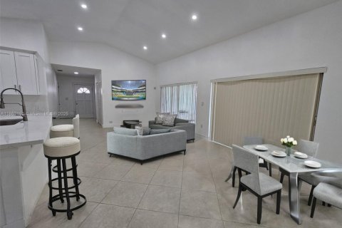 Casa en alquiler en Miami, Florida, 4 dormitorios, 139.17 m2 № 1890799 - foto 3