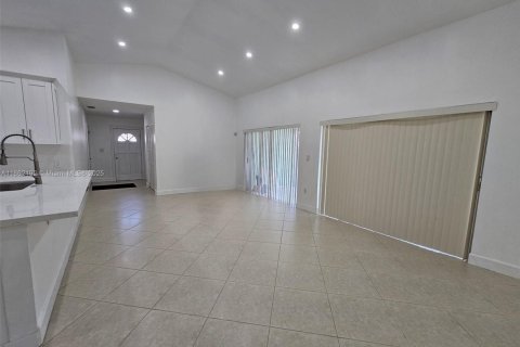 Casa en alquiler en Miami, Florida, 4 dormitorios, 139.17 m2 № 1890799 - foto 5