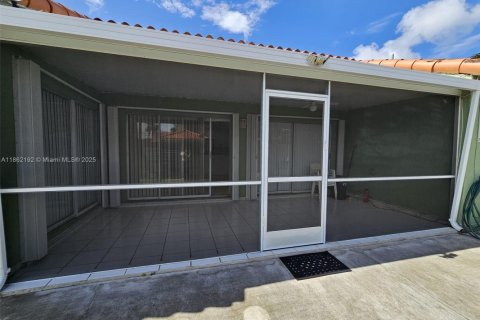 Casa en alquiler en Miami, Florida, 4 dormitorios, 139.17 m2 № 1890799 - foto 14