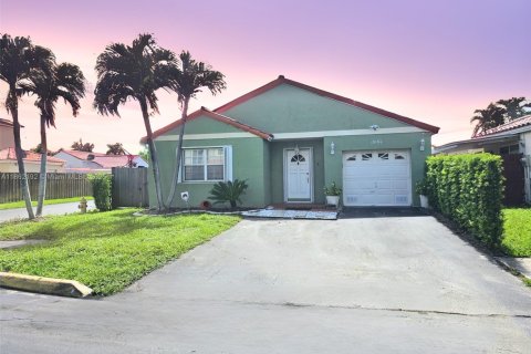 Casa en alquiler en Miami, Florida, 4 dormitorios, 139.17 m2 № 1890799 - foto 1