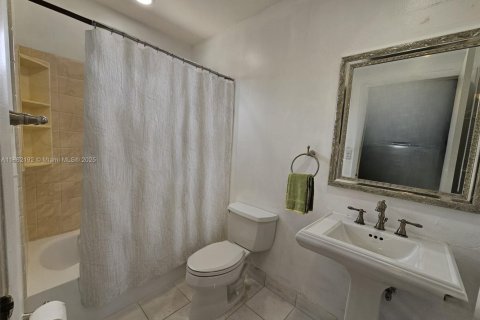 Casa en alquiler en Miami, Florida, 4 dormitorios, 139.17 m2 № 1890799 - foto 7
