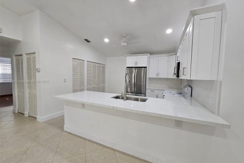 Casa en alquiler en Miami, Florida, 4 dormitorios, 139.17 m2 № 1890799 - foto 4