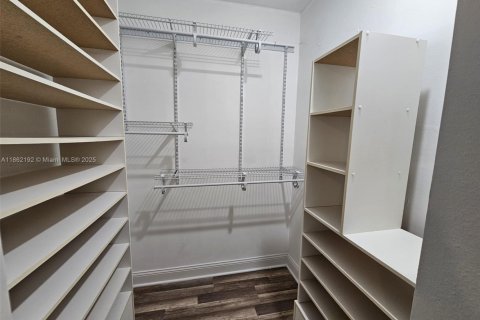 Casa en alquiler en Miami, Florida, 4 dormitorios, 139.17 m2 № 1890799 - foto 12