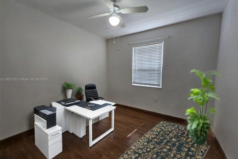 Casa en alquiler en Miami, Florida, 4 dormitorios, 139.17 m2 № 1890799 - foto 10