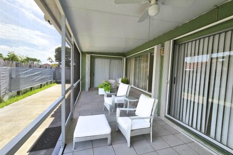 Casa en alquiler en Miami, Florida, 4 dormitorios, 139.17 m2 № 1890799 - foto 13