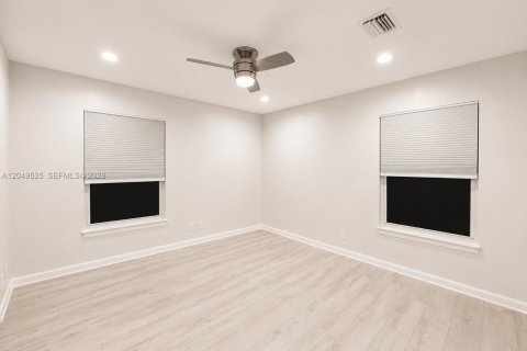 Villa ou maison à louer à Weston, Floride: 5 chambres, 318.28 m2 № 2168626 - photo 14