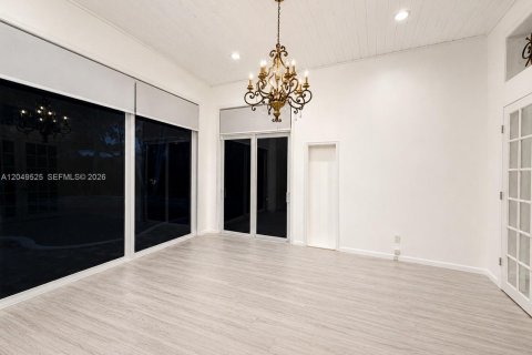 Villa ou maison à louer à Weston, Floride: 5 chambres, 318.28 m2 № 2168626 - photo 8