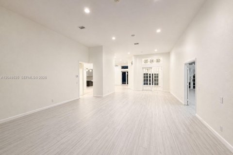 Villa ou maison à louer à Weston, Floride: 5 chambres, 318.28 m2 № 2168626 - photo 7