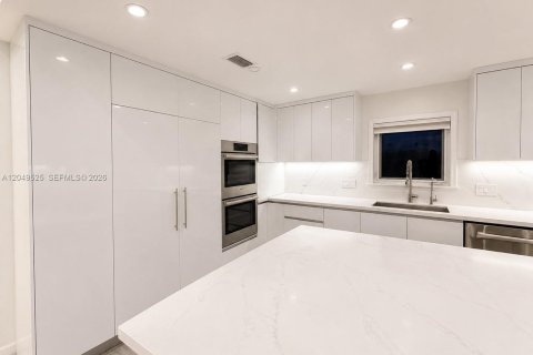 Villa ou maison à louer à Weston, Floride: 5 chambres, 318.28 m2 № 2168626 - photo 3