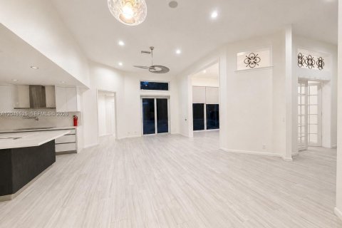 Villa ou maison à louer à Weston, Floride: 5 chambres, 318.28 m2 № 2168626 - photo 6