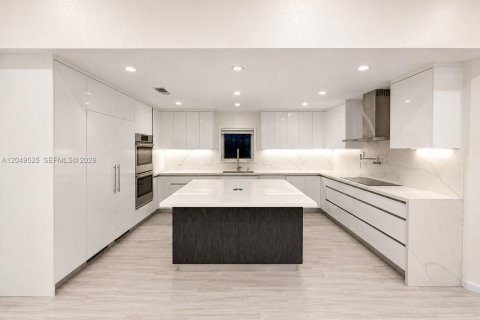Villa ou maison à louer à Weston, Floride: 5 chambres, 318.28 m2 № 2168626 - photo 4