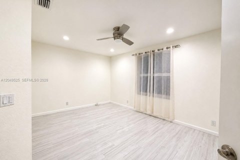 Villa ou maison à louer à Weston, Floride: 5 chambres, 318.28 m2 № 2168626 - photo 10