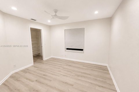 Villa ou maison à louer à Weston, Floride: 5 chambres, 318.28 m2 № 2168626 - photo 13