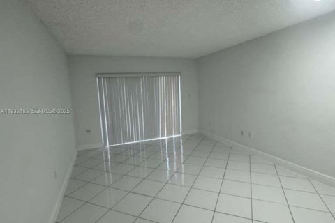 Condominio en alquiler en Miami, Florida, 2 dormitorios, 77.85 m2 № 1992077 - foto 5
