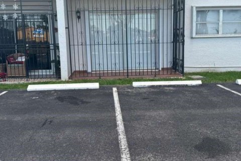 Condominio en alquiler en Miami, Florida, 2 dormitorios, 77.85 m2 № 1992077 - foto 10