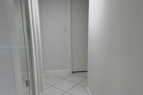 Condominio en alquiler en Miami, Florida, 2 dormitorios, 77.85 m2 № 1992077 - foto 13