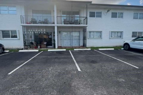 Condominio en alquiler en Miami, Florida, 2 dormitorios, 77.85 m2 № 1992077 - foto 2