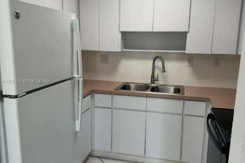 Condominio en alquiler en Miami, Florida, 2 dormitorios, 77.85 m2 № 1992077 - foto 6