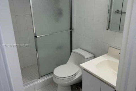 Condominio en alquiler en Miami, Florida, 2 dormitorios, 77.85 m2 № 1992077 - foto 1