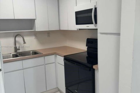 Condominio en alquiler en Miami, Florida, 2 dormitorios, 77.85 m2 № 1992077 - foto 9