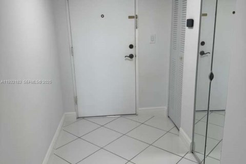 Condominio en alquiler en Miami, Florida, 2 dormitorios, 77.85 m2 № 1992077 - foto 7
