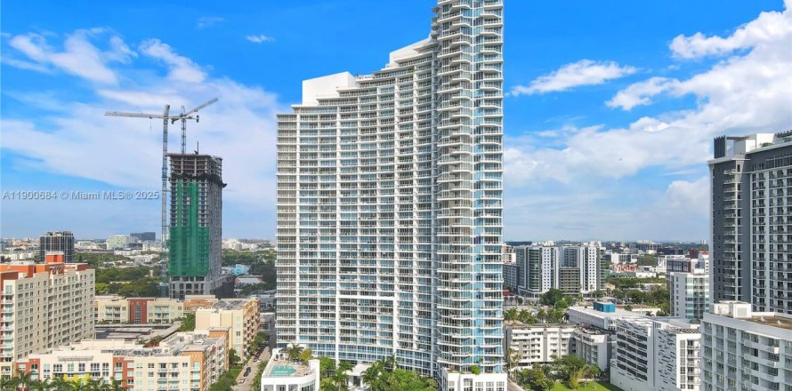 Кондоминиум с 3 спальнями в Майами, Флорида № 1968182