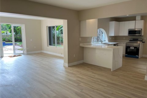 House in North Miami Beach, Florida 3 bedrooms, 109.25 sq.m. № 2033321 - photo 14