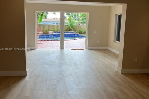House in North Miami Beach, Florida 3 bedrooms, 109.25 sq.m. № 2033321 - photo 8