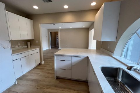 House in North Miami Beach, Florida 3 bedrooms, 109.25 sq.m. № 2033321 - photo 21