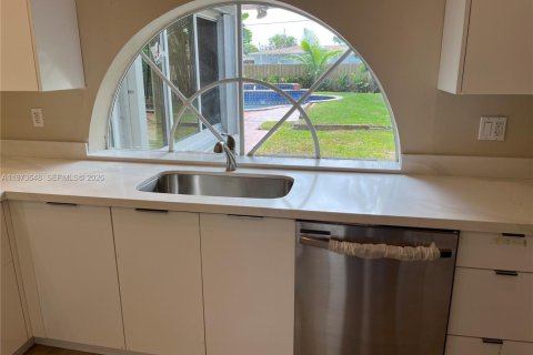 House in North Miami Beach, Florida 3 bedrooms, 109.25 sq.m. № 2033321 - photo 11