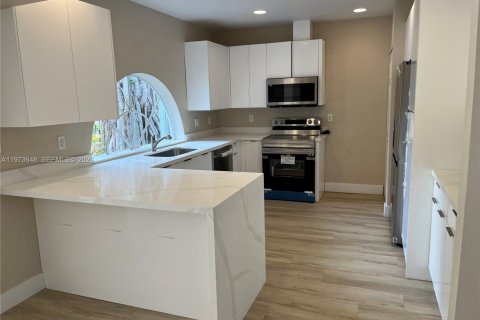 House in North Miami Beach, Florida 3 bedrooms, 109.25 sq.m. № 2033321 - photo 7