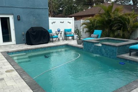 House in Saint Petersburg, Florida 5 bedrooms, 226.31 sq.m. № 2225118 - photo 21