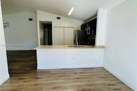 Casa en alquiler en Miami, Florida, 3 dormitorios, 109.62 m2 № 2045054 - foto 11